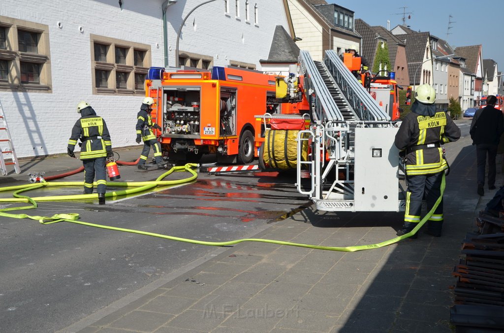 Feuer 3 Dachstuhlbrand Koeln Rath Heumar Gut Maarhausen Eilerstr P538.JPG